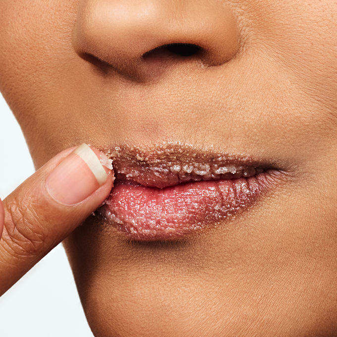 Use homemade scrub to make your lips pink in 5 minutes