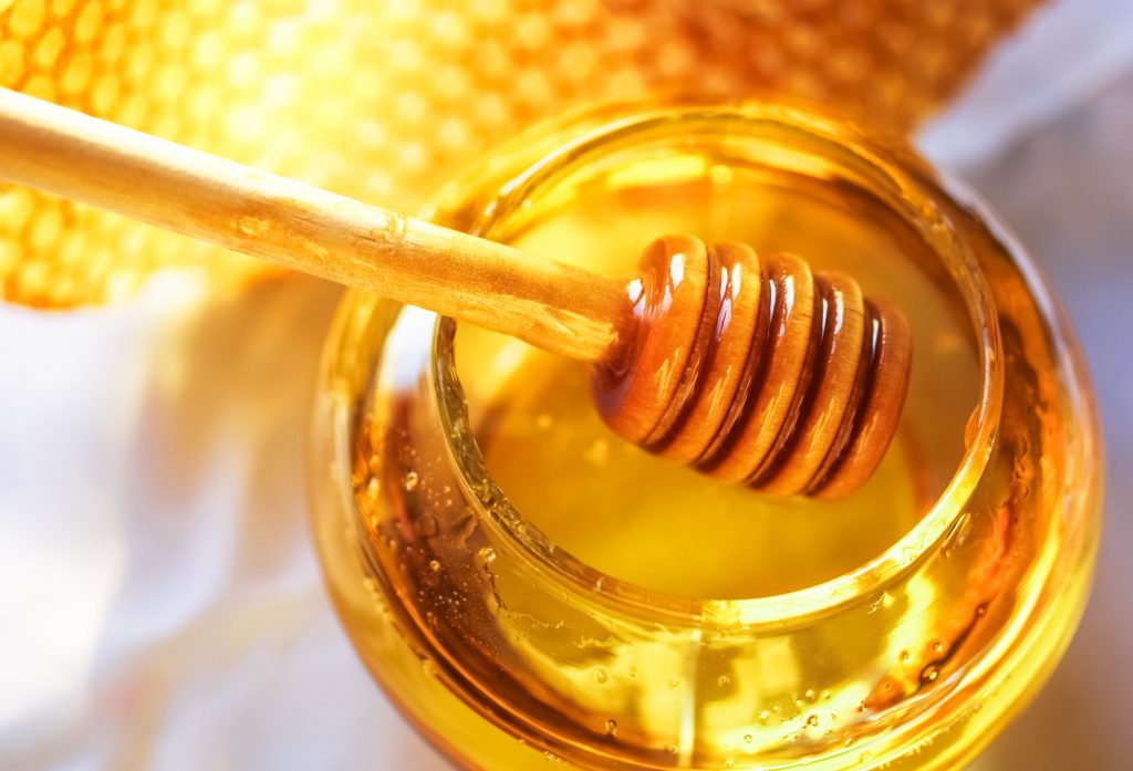 Benefits of honey for skin, lips and body