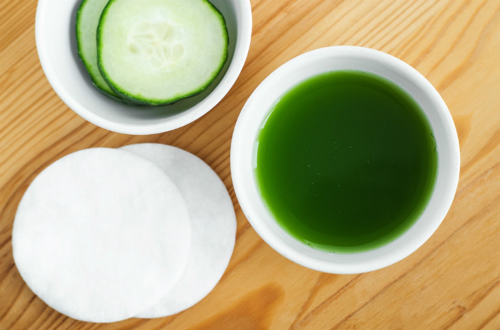 Cucumber juice has extremely hydrating properties. It soothe skin, repair damage skin, reduce suntan, and reduce open pores.
