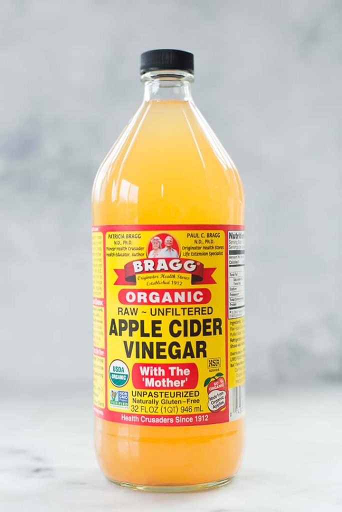 The alpha hydroxyl acids present in Apple Cider Vinegar work as a natural exfoliator by killing the bacteria and deep cleaning the clogged pores.