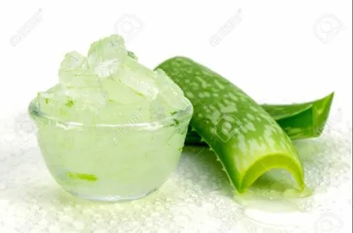 Aloe Vera contains antioxidants and anti-inflammatory properties that help in soothing the skin, reducing redness, and preventing breakouts.