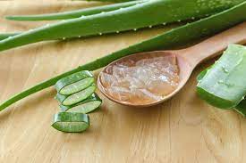 Aloe vera gel can help reduce inflammation and promote the healing of the skin