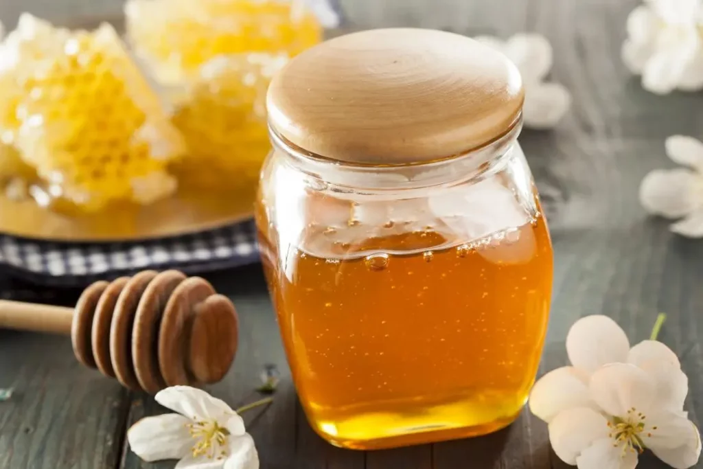 Honey has antibacterial and anti-inflammatory properties that help in reducing inflammation and prevent future breakouts.
