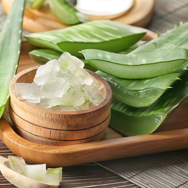Aloe vera gel contains antioxidants and can help reduce inflammation and dark circle