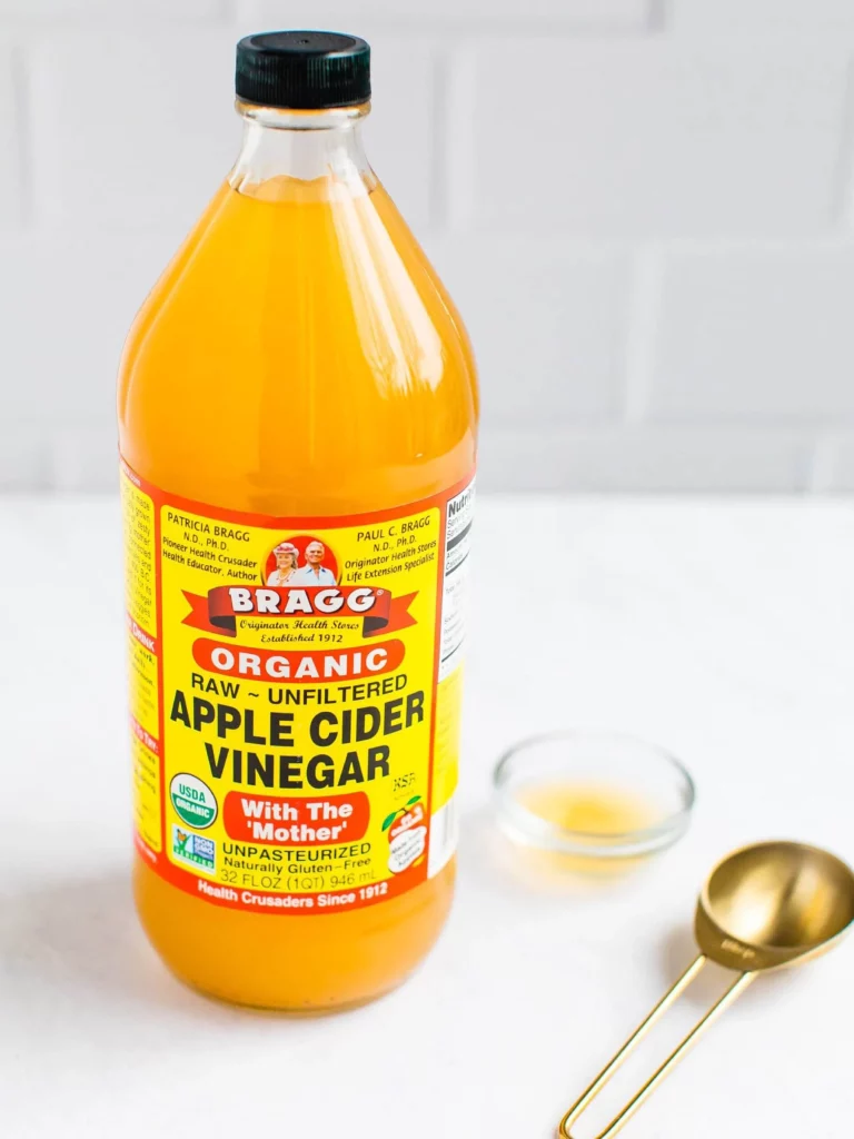 Apple cider vinegar has antimicrobial and anti-inflammatory properties that can help fight bacteria and reduce redness and swelling.