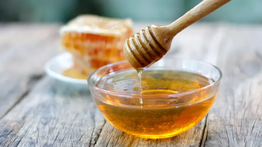 Honey helps to nourish the skin and unclog pores of the skin